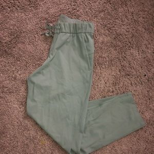 Lululemon On the Fly 7/8 Pant. Size 6. Light green